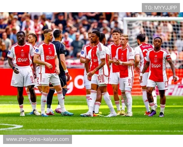 阿贾克斯新星以一脚远射震惊全场：未来足球巨星的崛起